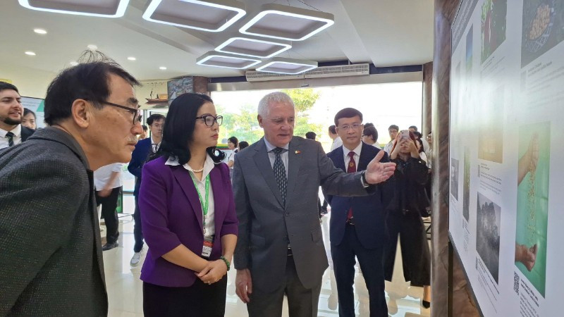 Ông Marcos Antonio Bednarski, Đại sứ Argentina tại Việt Nam, giới thiệu những thành tựu nông nghiệp của Argentina với các đại biểu tham dự triển lãm. (Ảnh: KHẮC KIÊN) 