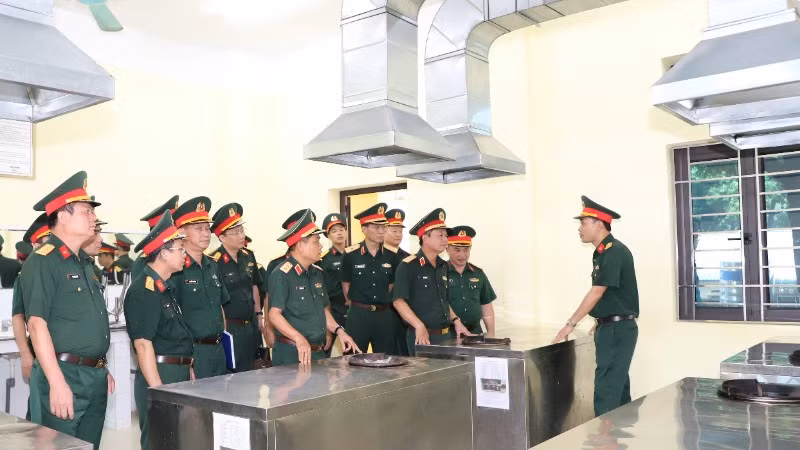 Kiểm tra phòng học thực hành của học viên ngành Quân nhu.