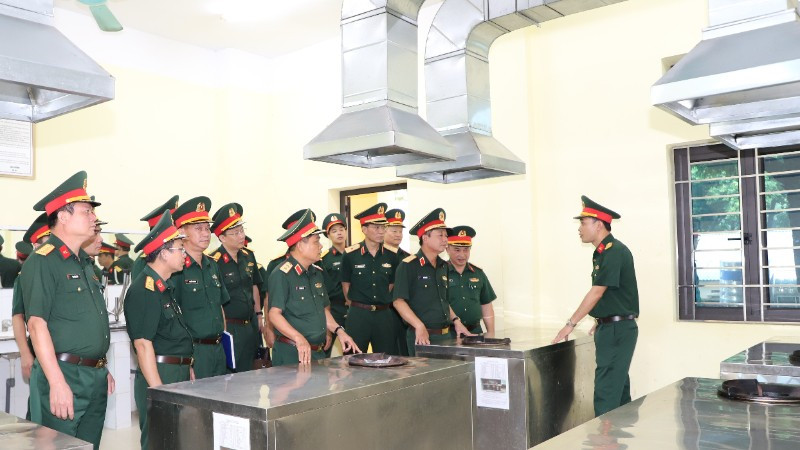 Kiểm tra phòng học thực hành của học viên ngành Quân nhu.