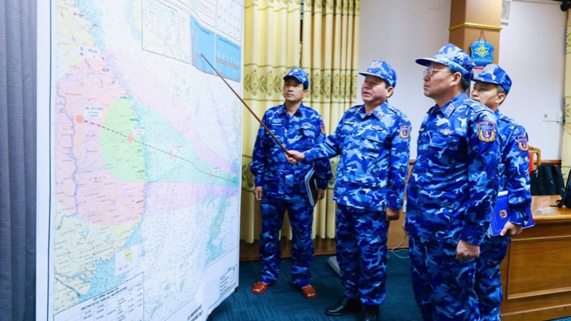 Thiếu tướng Lê Đình Cường kiểm tra phương án phòng, chống bão số 3 trên hải đồ.