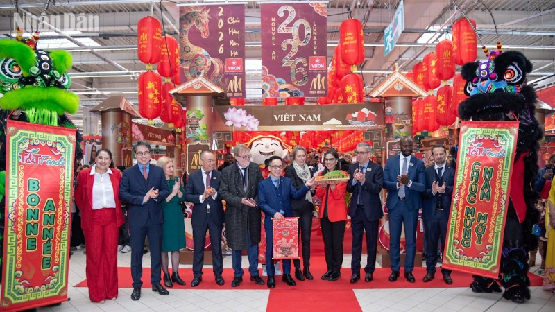 Tuần hàng Việt Nam là hoạt động thường xuyên được tổ chức tại các siêu thị của Pháp, góp phần củng cố niềm tin cho các nhà phân phối tại địa phương, cũng như khẳng định năng lực cung ứng và uy tín của doanh nghiệp Việt Nam. (Ảnh: MINH DUY)