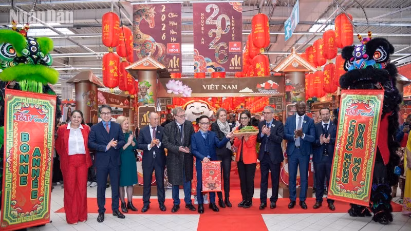 Tuần hàng Việt Nam là hoạt động thường xuyên được tổ chức tại các siêu thị của Pháp, góp phần củng cố niềm tin cho các nhà phân phối tại địa phương, cũng như khẳng định năng lực cung ứng và uy tín của doanh nghiệp Việt Nam. (Ảnh: MINH DUY)