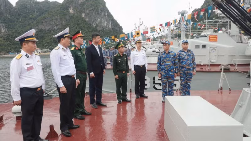 Thuyền trưởng Tàu 354, Lữ đoàn 170 giới thiệu tính năng kỹ chiến thuật của tàu với các đại biểu