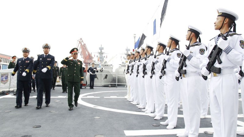 Bộ trưởng Phan Văn Giang duyệt đội danh dự trên Tàu 568 của Hải quân Trung Quốc.