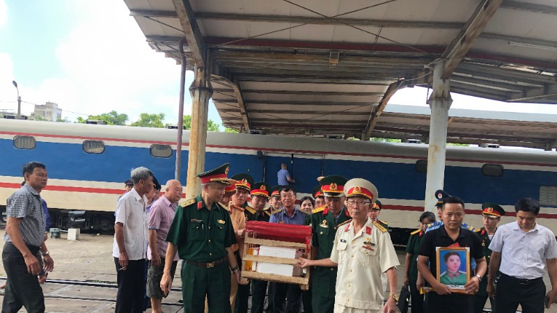 Đồng đội và người thân đón liệt sĩ Phan Thành khi tàu về đến Ga Hà Nội.