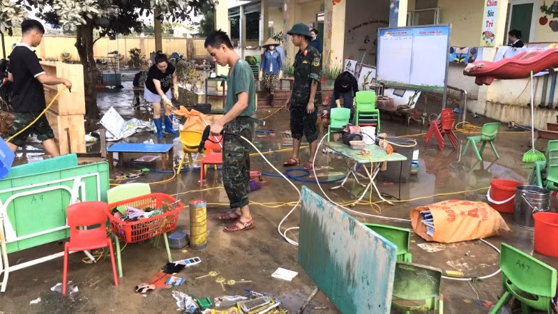 Cán bộ, chiến sĩ Lữ đoàn 601 giúp các trường học trên địa bàn dọn dẹp vệ sinh, khôi phục hoạt động dạy và học. (Ảnh: MẠNH QUỲNH)