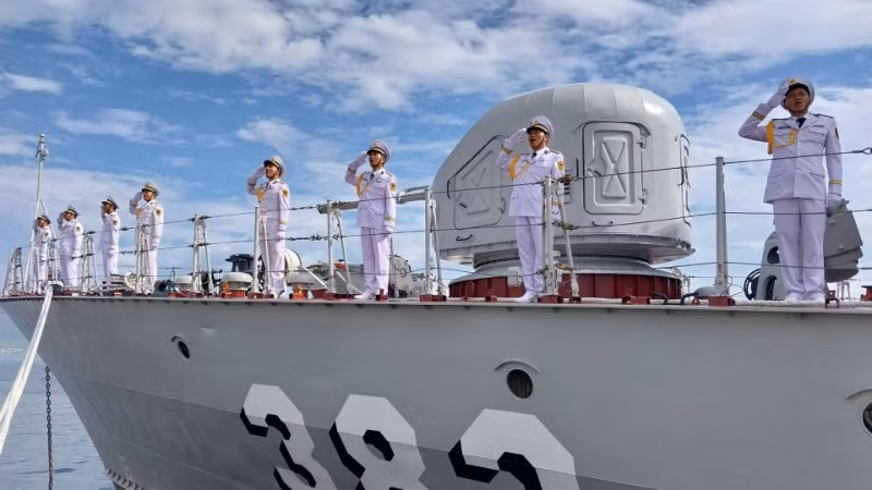 Luyện tập nội dung chào cờ, hát quốc ca trên biển.