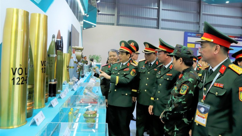 Đại tướng Phan Văn Giang, Ủy viên Bộ Chính trị, Phó Bí thư Quân ủy Trung ương, Bộ trưởng Quốc phòng cùng các lãnh đạo Tổng cục Công nghiệp Quốc phòng tham quan sản phẩm Công nghiệp quốc phòng trưng bày tại triển lãm Quốc phòng quốc tế Việt Nam 2024.