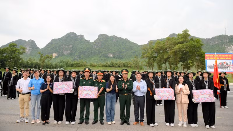 Đoàn công tác tặng quà, động viên cán bộ chiến sĩ, sinh viên của trường tham gia thực hiện nhiệm vụ A80.