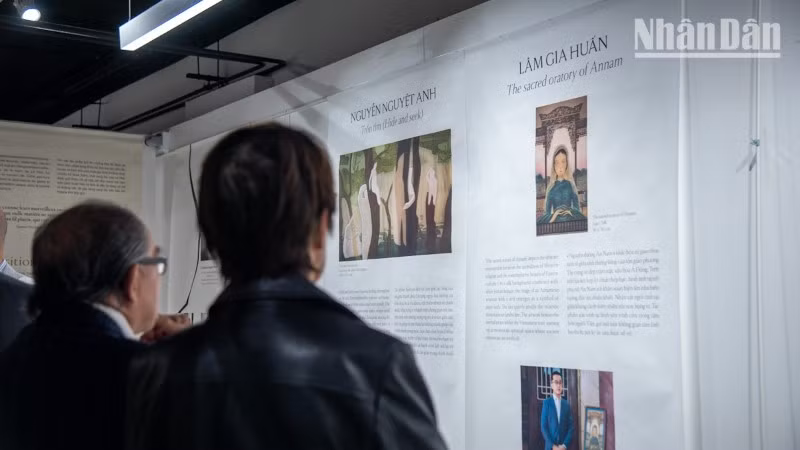 Buổi triển lãm thu hút sự quan tâm của đông đảo cộng đồng người Việt và giới mộ điệu nghệ thuật tại Pháp. (Ảnh: MINH DUY)