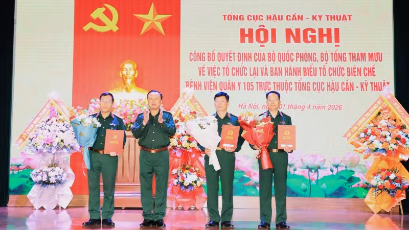 Thiếu tướng Phùng Ngọc Sơn trao quyết định điều động, bổ nhiệm cho cán bộ.