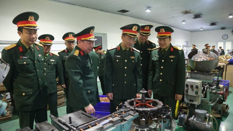 Thiếu tướng Đinh Quốc Hùng, Bí thư Đảng uỷ, Chính ủy Tổng cục Công nghiệp Quốc phòng kiểm tra dây chuyền sản xuất tại nhà máy Z113.