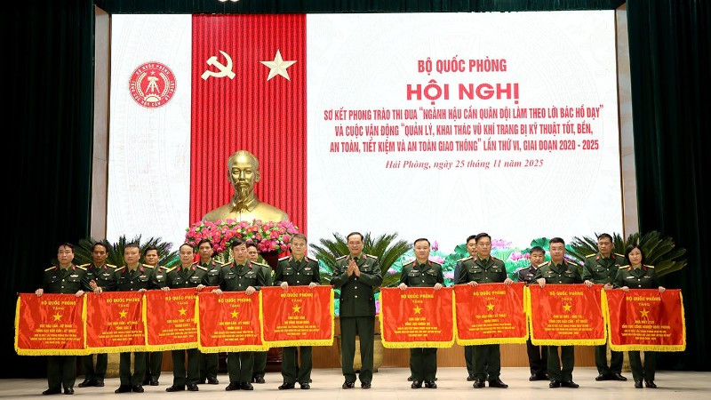 Thượng tướng Vũ Hải Sản, Ủy viên Trung ương Đảng, Ủy viên Quân ủy Trung ương, Thứ trưởng Quốc phòng trao Cờ thưởng của Bộ Quốc phòng cho các đơn vị có thành tích xuất sắc trong phong trào thi đua.