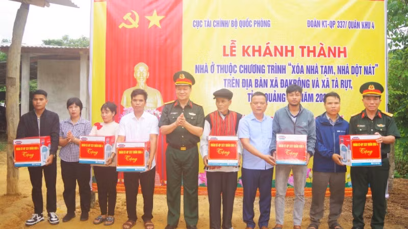 Đại tá Trần Võ An, Phó Chính ủy Đoàn KT-QP 337 và lãnh đạo chính quyền địa phương trao quà cho 6 gia đình.