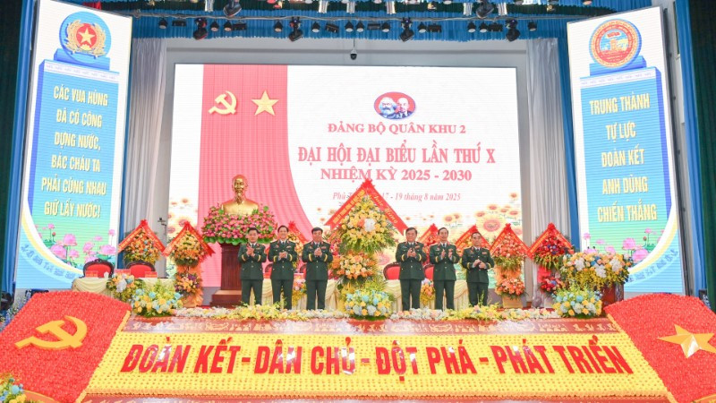 Thượng tướng Hoàng Xuân Chiến, Ủy viên Trung ương Đảng, Ủy viên Thường vụ Quân ủy Trung ương, Thứ trưởng Quốc phòng tặng hoa chúc mừng Ban chấp hành Đảng bộ Quân khu 2.