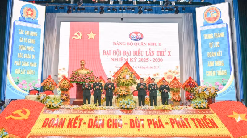 Thượng tướng Hoàng Xuân Chiến, Ủy viên Trung ương Đảng, Ủy viên Thường vụ Quân ủy Trung ương, Thứ trưởng Quốc phòng tặng hoa chúc mừng Ban chấp hành Đảng bộ Quân khu 2.