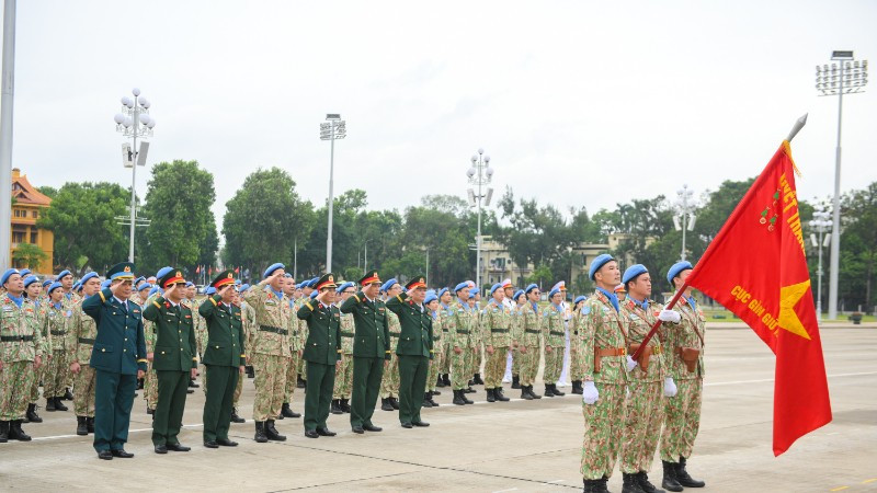 Lực lượng Gìn giữ hoà bình Việt Nam báo công dâng Bác. 
