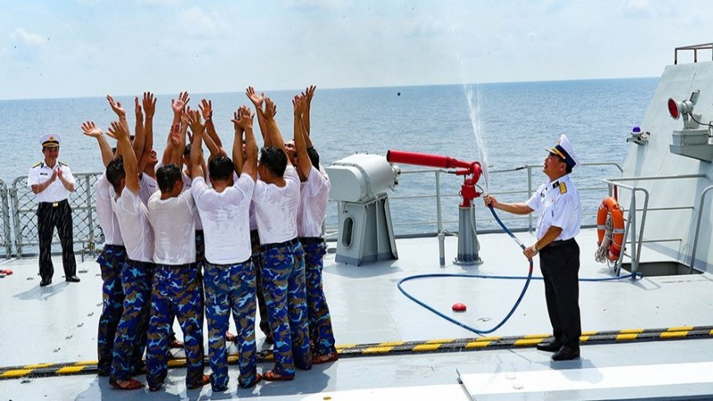Nghi thức tắm nước biển cho thủy thủ.