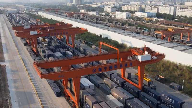 Cầu trục bốc xếp container ở Cảng đường sắt quốc tế Nam Ninh. (Ảnh: Mạng tin tức Quảng Tây)