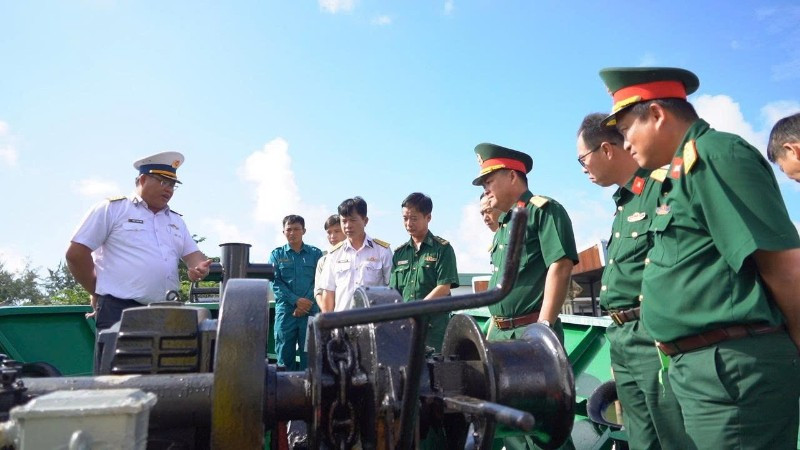 Đoàn công tác kiểm tra hệ thống tời neo và trang bị mặt boong trên tàu BV98291TS.