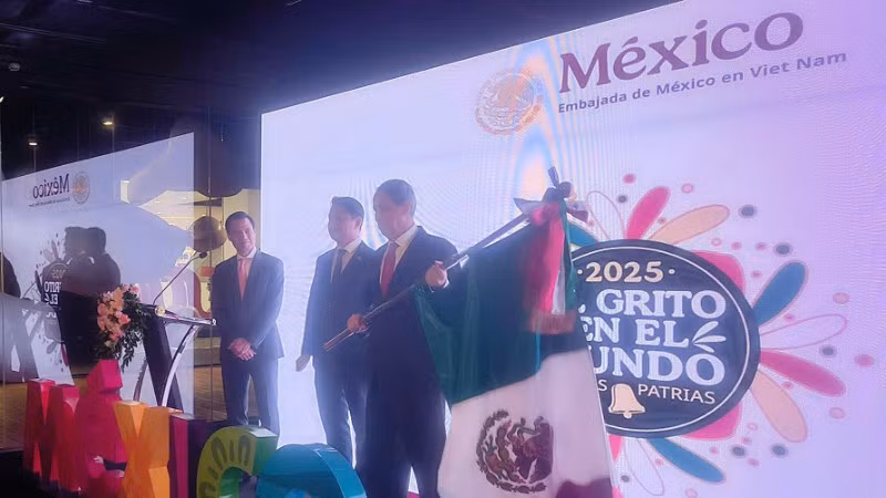 Thứ trưởng Ngoại giao Đặng Hoàng Giang, Đại sứ Mexico tại Việt Nam Alejandro Negrín và ông Vũ Anh Minh, Lãnh sự Danh dự Mexico tại Thành phố Hồ Chí Minh. (Ảnh: KHẮC KIÊN)