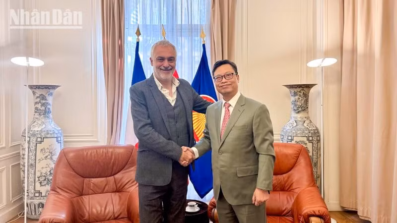 El embajador de Vietnam en París, Trinh Duc Hai, se reúne con Taylan Coskun, miembro del Buró Político del PCF a cargo de las relaciones con Vietnam.