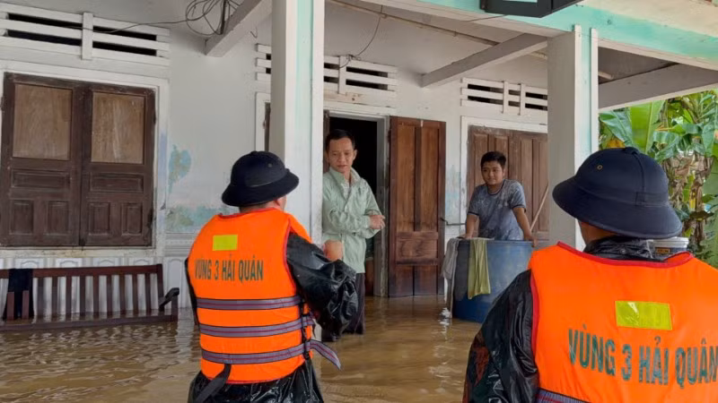 Cán bộ, chiến sĩ Vùng 3 Hải quân di chuyển vào những khu vực ngập sâu.