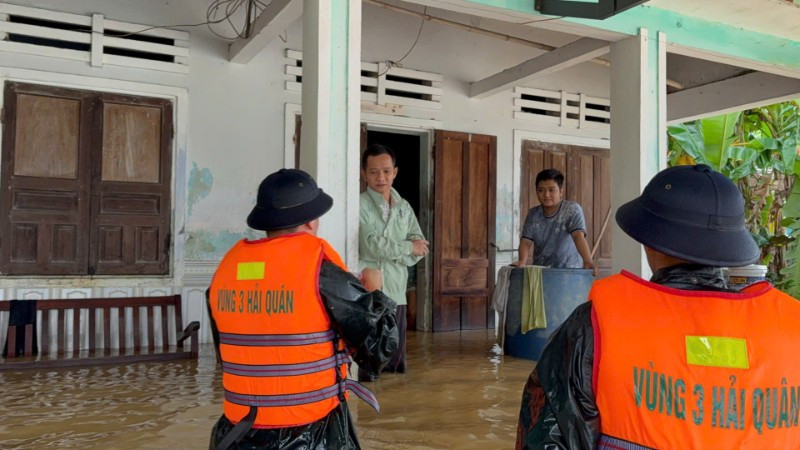 Cán bộ, chiến sĩ Vùng 3 Hải quân di chuyển vào những khu vực ngập sâu.