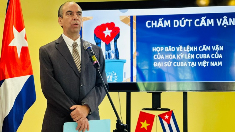 Ngài Rogelio Polanco Fuentes, Đại sứ Đặc mệnh toàn quyền Cộng hòa Cuba tại Việt Nam, chủ trì buổi họp báo. (Ảnh: Đại sứ quán Cuba tại Việt Nam)