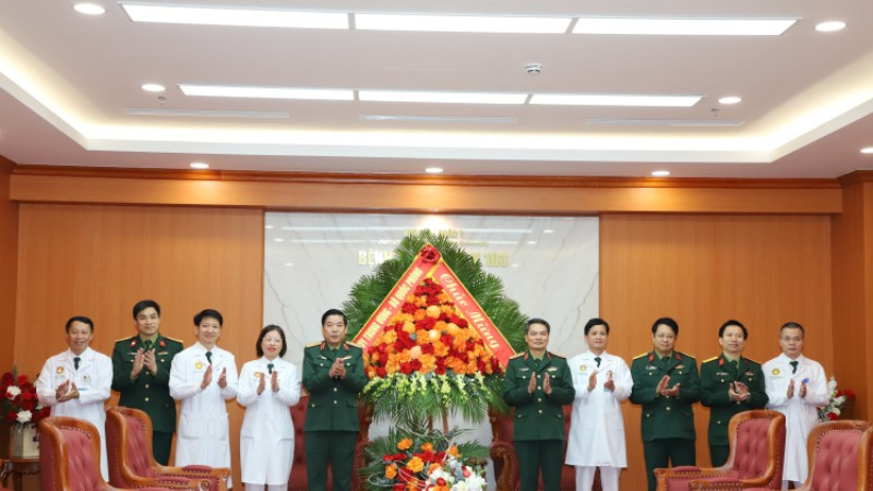Thượng tướng Nguyễn Văn Gấu, Ủy viên Trung ương Đảng, Ủy viên Quân ủy Trung ương, Thứ trưởng Quốc phòng tặng hoa chúc mừng tập thể Bệnh viện Quân y 103.