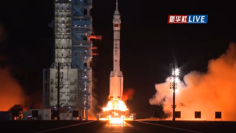 Tên lửa đẩy Trường Chinh 2F mang theo tàu vũ trụ Thần Châu 21 rời bệ phóng. (Ảnh: TÂN HOA xã)