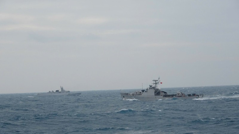 Biên đội tàu 09, tàu 17 của Hải quân Việt Nam và Biên đội tàu 630, 649 của Hải quân Trung Quốc huấn luyện vận động đội hình.