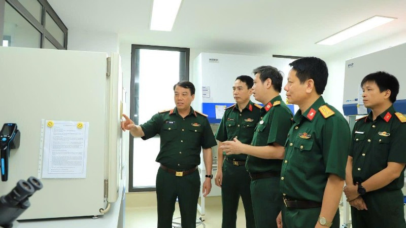 Thiếu tướng Vũ Văn Cường và đoàn công tác kiểm tra hoạt động thực tiễn tại các khoa chuyên môn của Viện Y học dự phòng Quân đội.