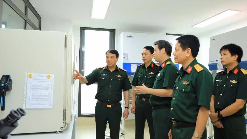 Thiếu tướng Vũ Văn Cường và đoàn công tác kiểm tra hoạt động thực tiễn tại các khoa chuyên môn của Viện Y học dự phòng Quân đội.