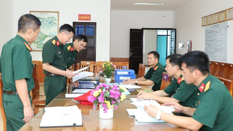 Đoàn công tác kiểm tra các mặt công tác hậu cần, kỹ thuật của bệnh viện.