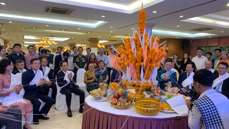 Các đại biểu dự lễ buộc chỉ cổ tay trong Tết cổ truyền Bunpimay của Lào. 