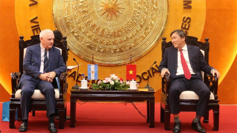 Giáo sư, Tiến sĩ Lê Văn Lợi, Chủ tịch Viện hàn lâm Khoa học xã hội Việt Nam và Đại sứ Marcos Antonio Bednarski tại buổi hội đàm. (Ảnh: VASS)