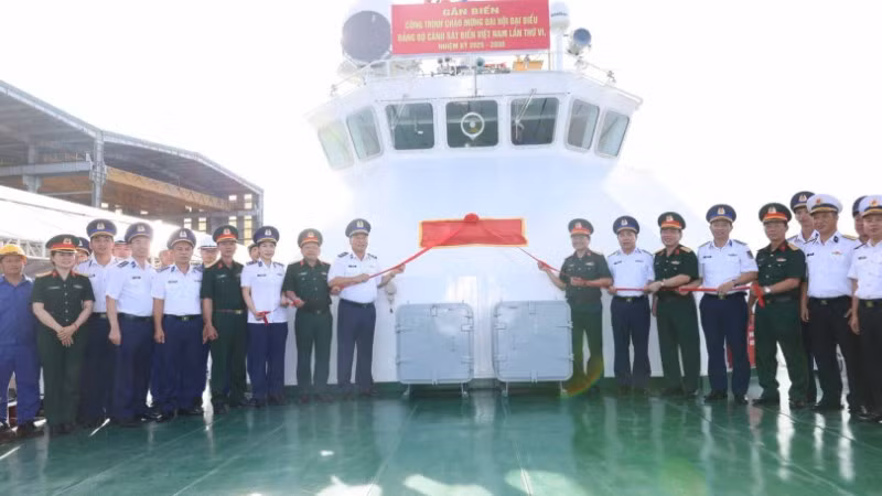 Các đại biểu thực hiện nghi lễ gắn biển công trình chào mừng đại hội.