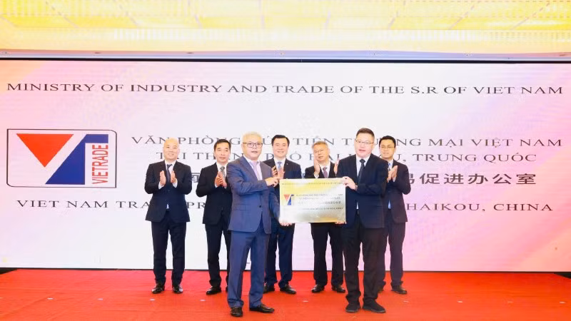 Các đại biểu chứng kiến Lễ khai trương Văn phòng Xúc tiến thương mại Việt Nam tại Hải Khẩu.