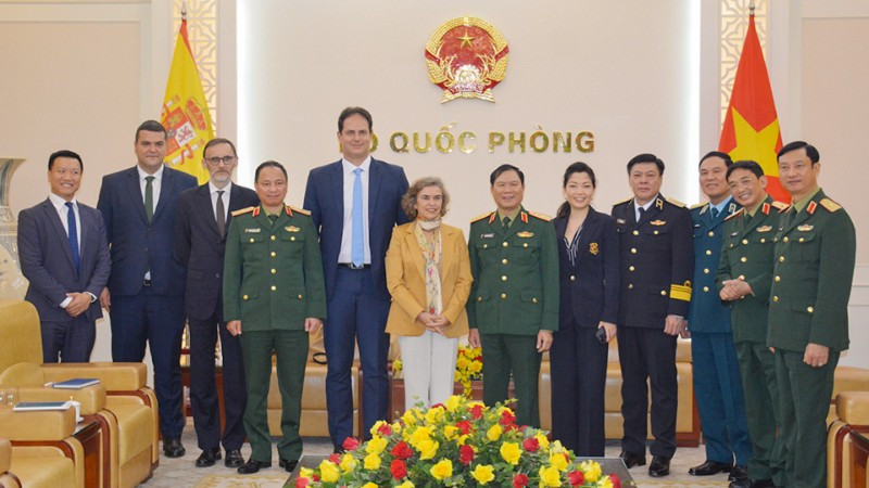 Các đại biểu tại buổi tiếp.