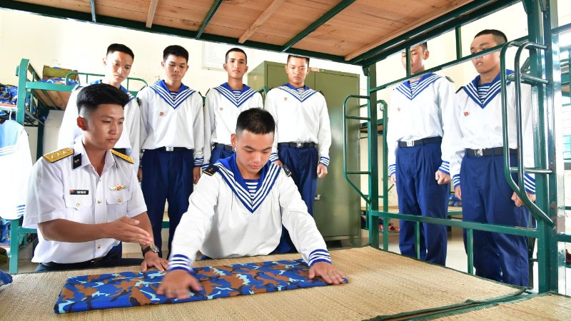 Hướng dẫn chiến sĩ mới gấp chăn màn, nội vụ vệ sinh cá nhân.