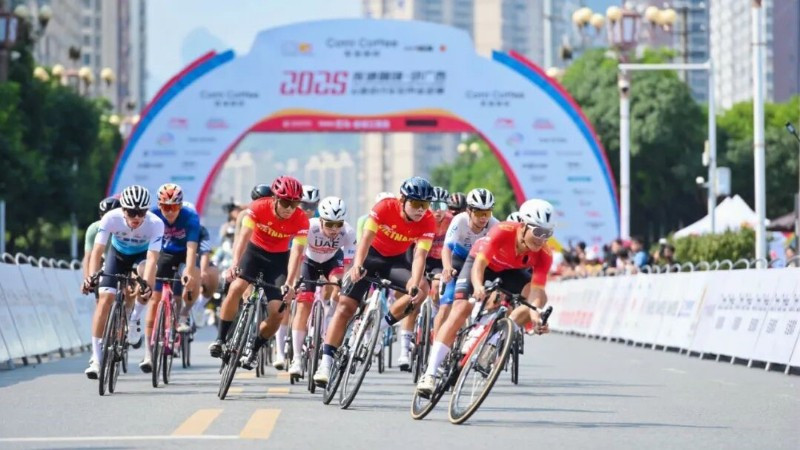 Các cua-rơ Việt Nam thi đấu tại Giải đua xe đạp phong trào mở rộng Quảng Tây 2025.