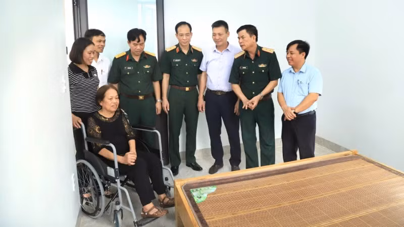 Lãnh đạo Tổng cục Hậu cần–Kỹ thuật và Lãnh đạo địa phương thăm nhà mới và động viên gia đình.