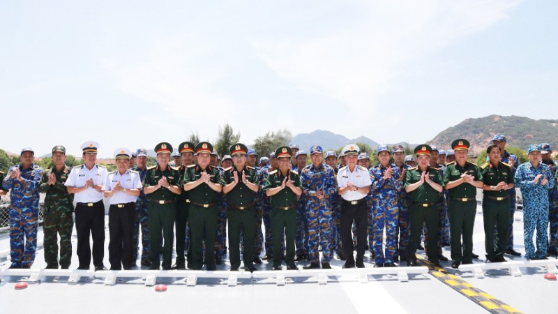 Thượng tướng Nguyễn Văn Nghĩa tặng quà và động viên các lực lượng tham gia luyện tập diễu binh trên biển.