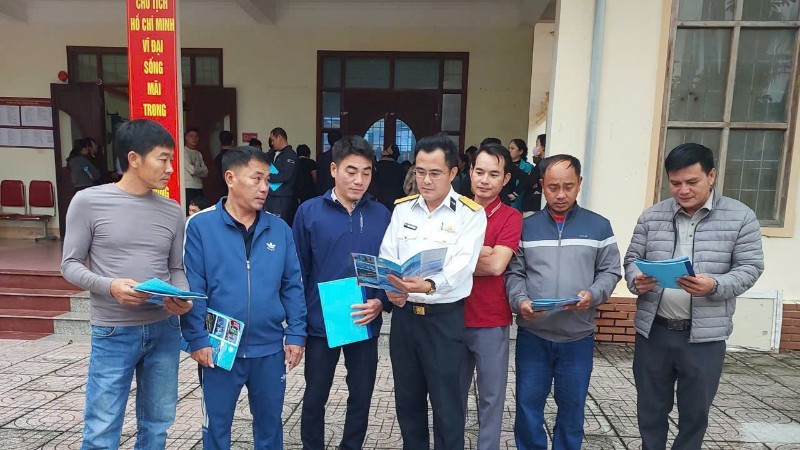 Cán bộ Hải đội 137 tuyên truyền chống khai thác hải sản bất hợp pháp, không báo cáo và không theo quy định cho ngư dân.