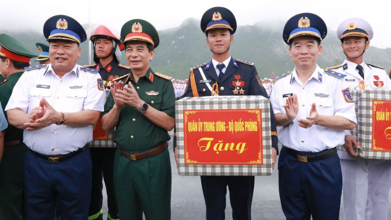 Bộ trưởng Phan Văn Giang, Ủy viên Bộ Chính trị, Phó Bí thư Quân Ủy Trung ương, Bộ trưởng Quốc phòng kiểm tra, thăm và tặng quà các chiến sĩ tham gia tổng hợp luyện diễu binh, diễu hành lần thứ 4