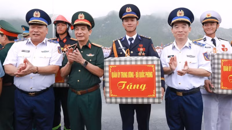 Bộ trưởng Phan Văn Giang, Ủy viên Bộ Chính trị, Phó Bí thư Quân Ủy Trung ương, Bộ trưởng Quốc phòng kiểm tra, thăm và tặng quà các chiến sĩ tham gia tổng hợp luyện diễu binh, diễu hành lần thứ 4