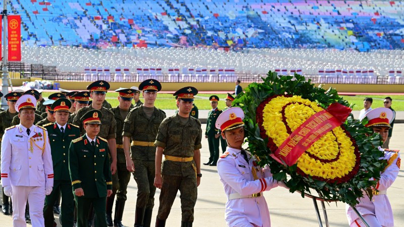 Đoàn quân nhân Liên bang Nga vào lăng viếng Chủ tịch Hồ Chí Minh sáng 31/8.