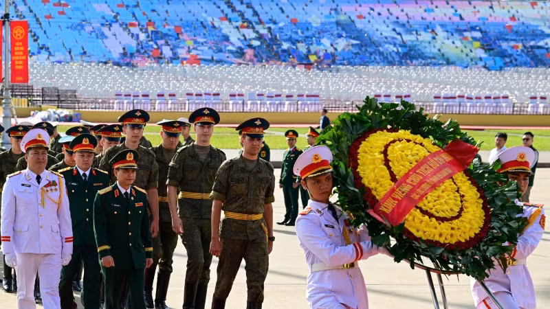 Đoàn quân nhân Liên bang Nga vào lăng viếng Chủ tịch Hồ Chí Minh sáng 31/8.