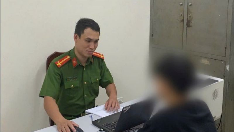 Công an phường Phú Lương làm việc với một "nạn nhân" của "bắt cóc online".
